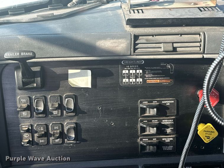 image for item DV2768 2003 Freightliner  Columbia  semi truck