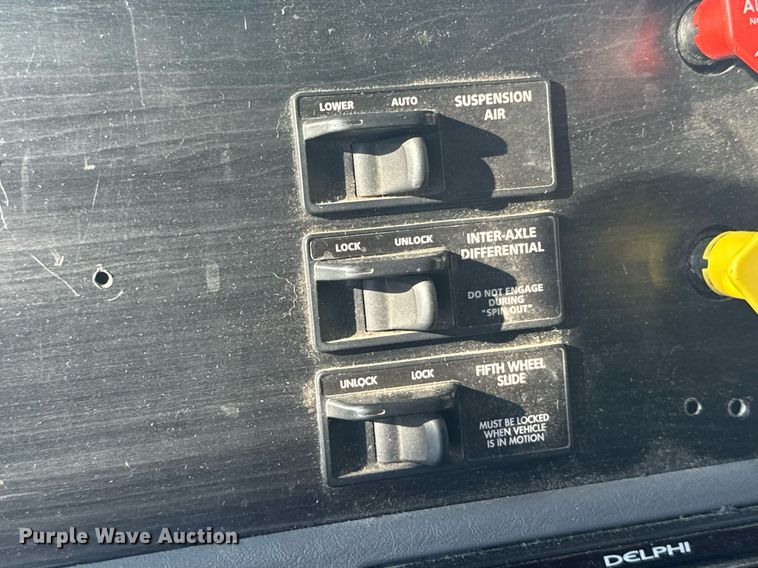 image for item DV2768 2003 Freightliner  Columbia  semi truck