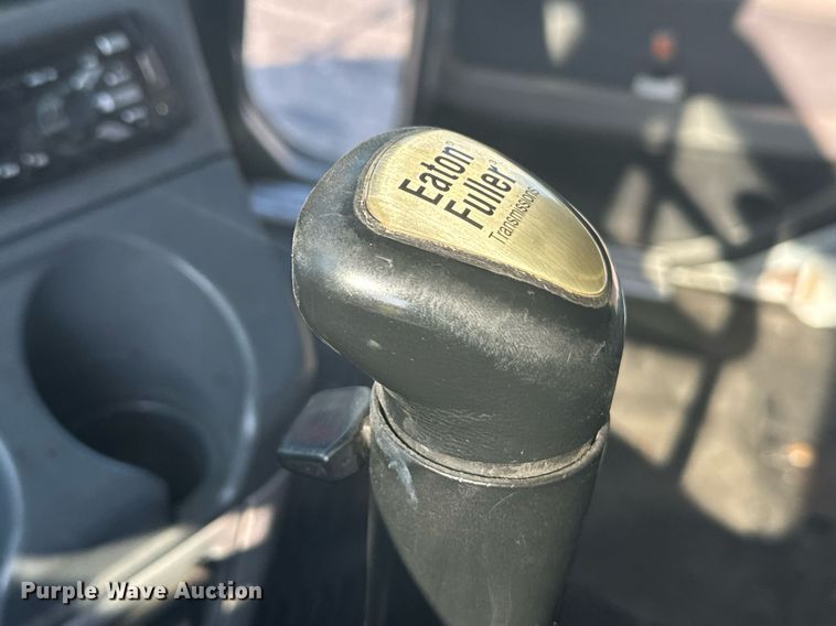 image for item DV2768 2003 Freightliner  Columbia  semi truck