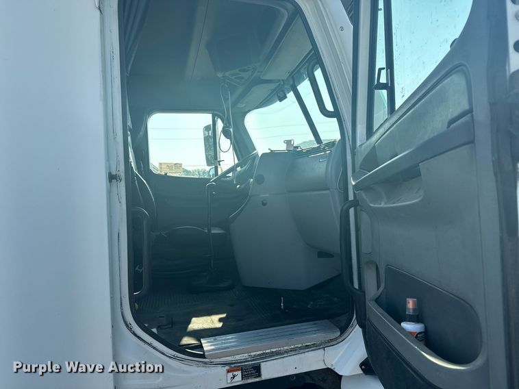 image for item DV2768 2003 Freightliner  Columbia  semi truck