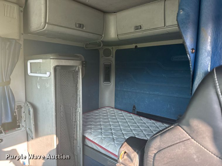 image for item DV2768 2003 Freightliner  Columbia  semi truck