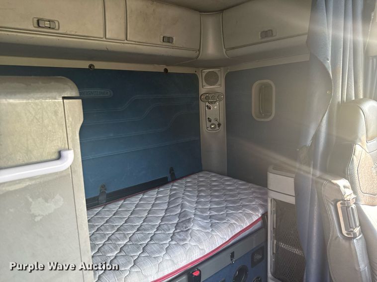 image for item DV2768 2003 Freightliner  Columbia  semi truck