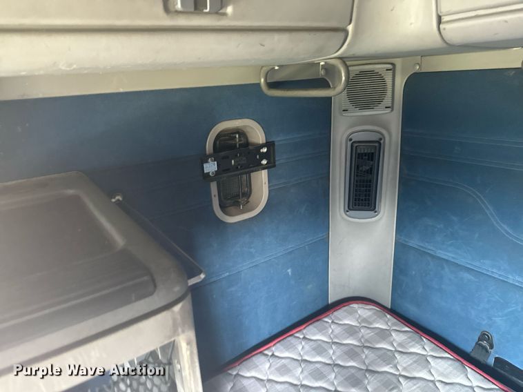 image for item DV2768 2003 Freightliner  Columbia  semi truck