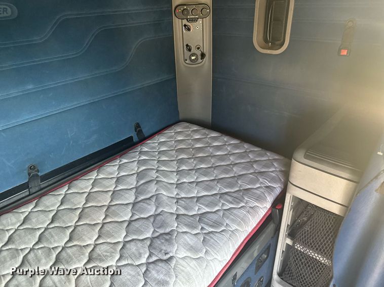 image for item DV2768 2003 Freightliner  Columbia  semi truck