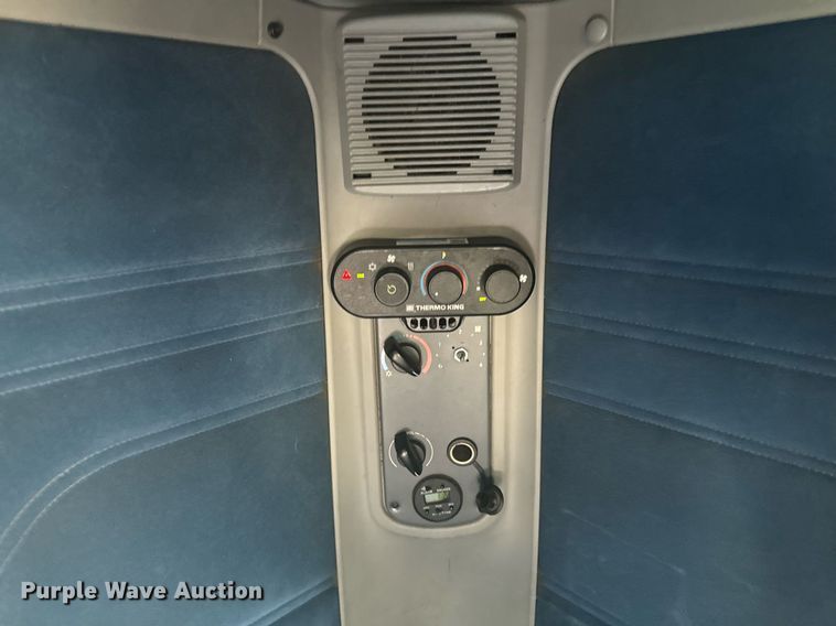 image for item DV2768 2003 Freightliner  Columbia  semi truck