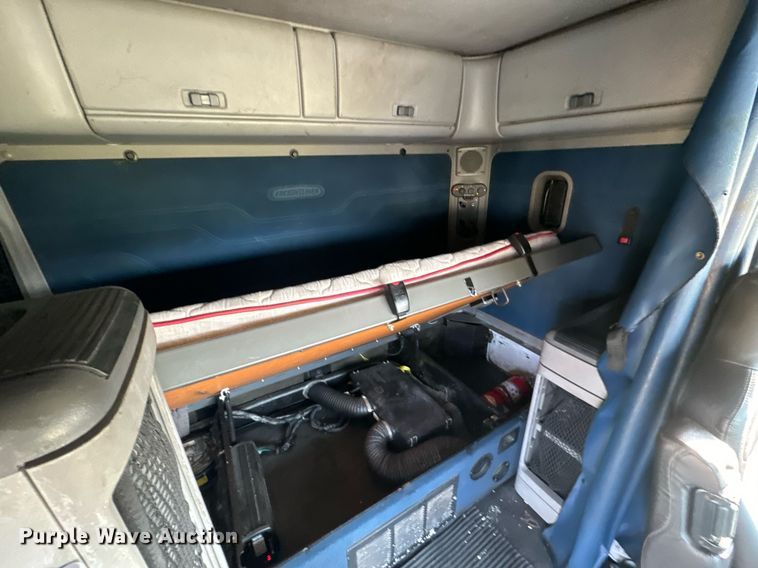 image for item DV2768 2003 Freightliner  Columbia  semi truck