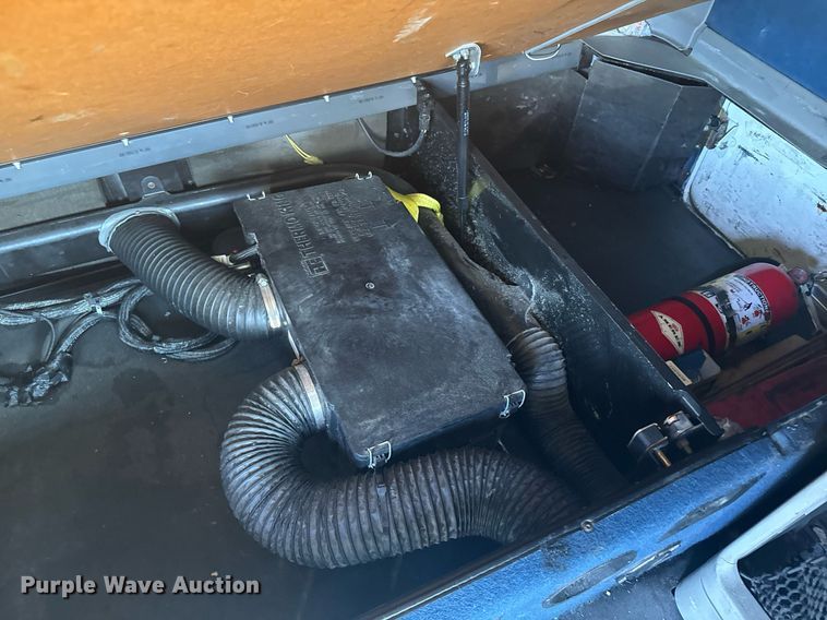 image for item DV2768 2003 Freightliner  Columbia  semi truck