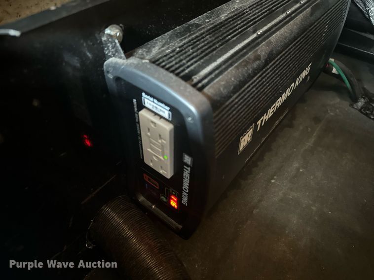 image for item DV2768 2003 Freightliner  Columbia  semi truck