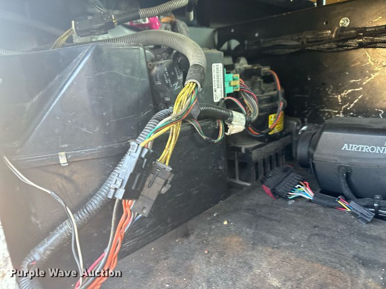 image for item DV2768 2003 Freightliner  Columbia  semi truck