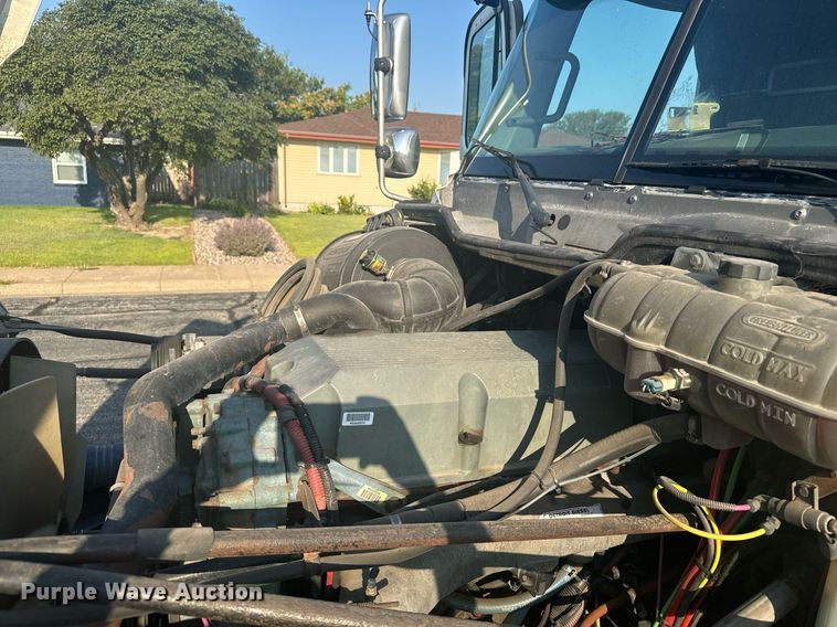 image for item DV2768 2003 Freightliner  Columbia  semi truck