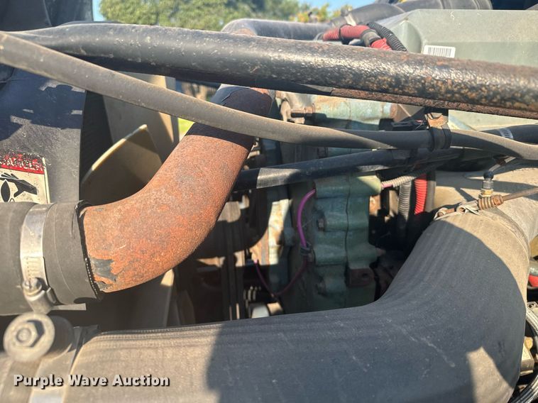 image for item DV2768 2003 Freightliner  Columbia  semi truck