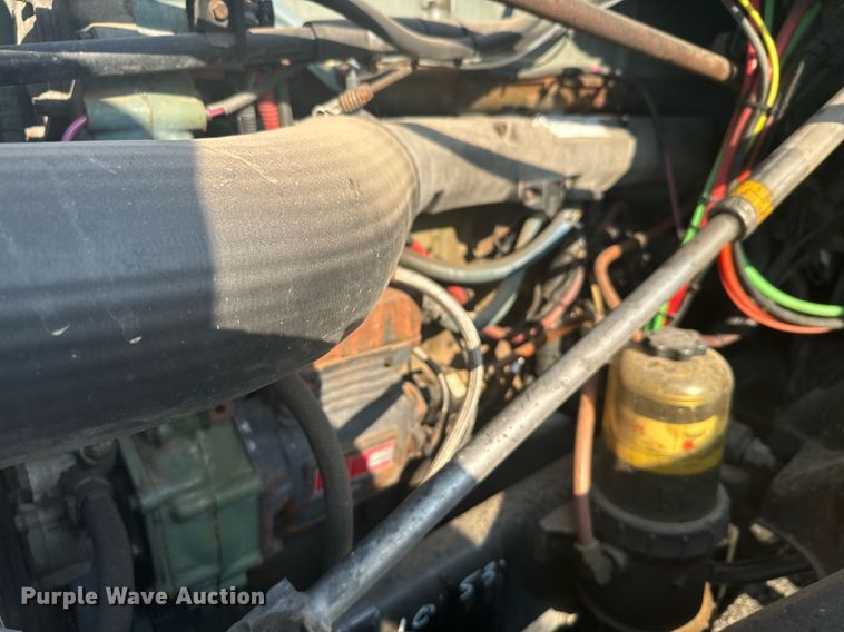 image for item DV2768 2003 Freightliner  Columbia  semi truck