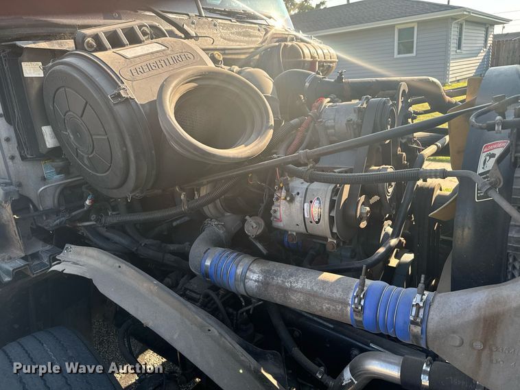 image for item DV2768 2003 Freightliner  Columbia  semi truck