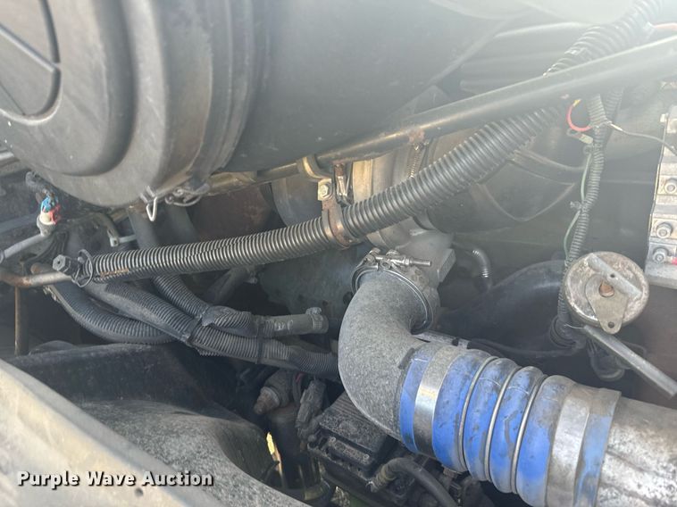 image for item DV2768 2003 Freightliner  Columbia  semi truck