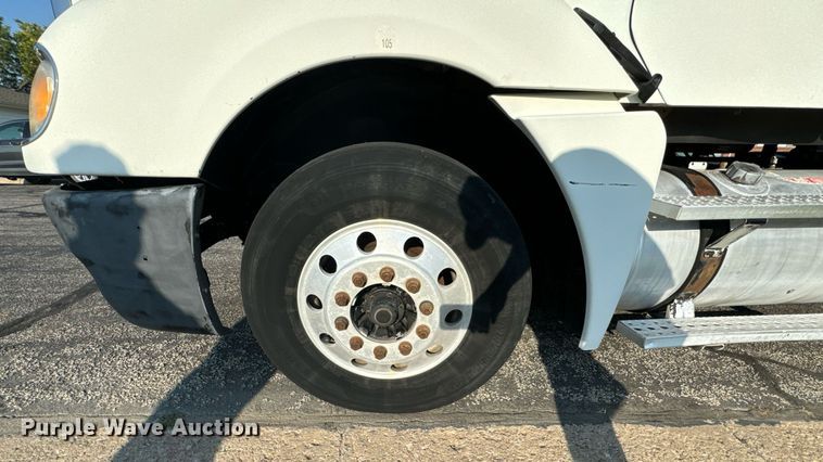 image for item DV2768 2003 Freightliner  Columbia  semi truck