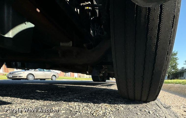 image for item DV2768 2003 Freightliner  Columbia  semi truck