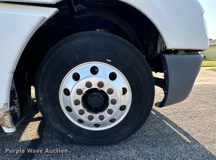 image for item DV2768 2003 Freightliner  Columbia  semi truck