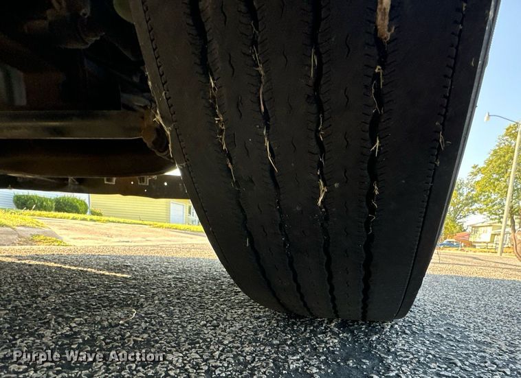 image for item DV2768 2003 Freightliner  Columbia  semi truck