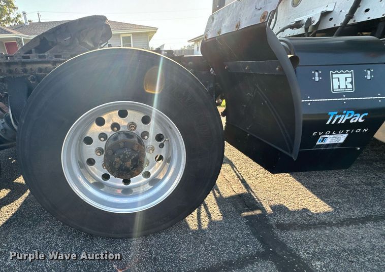 image for item DV2768 2003 Freightliner  Columbia  semi truck