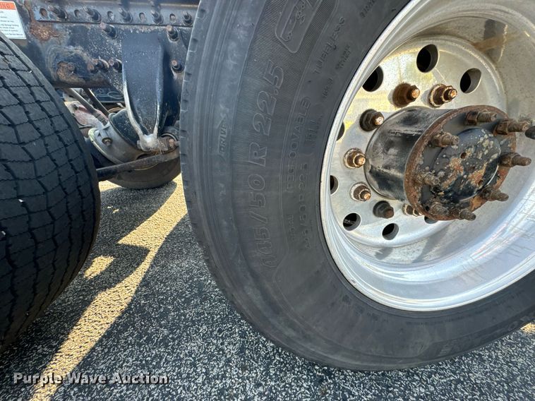 image for item DV2768 2003 Freightliner  Columbia  semi truck