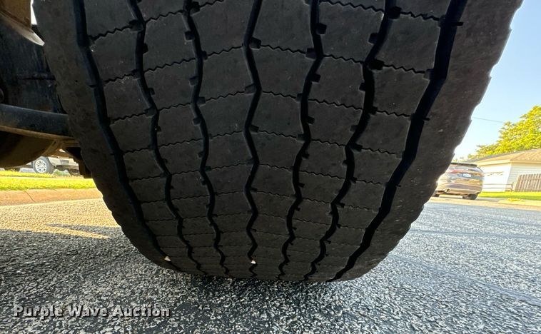 image for item DV2768 2003 Freightliner  Columbia  semi truck