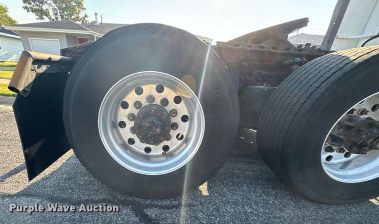 image for item DV2768 2003 Freightliner  Columbia  semi truck