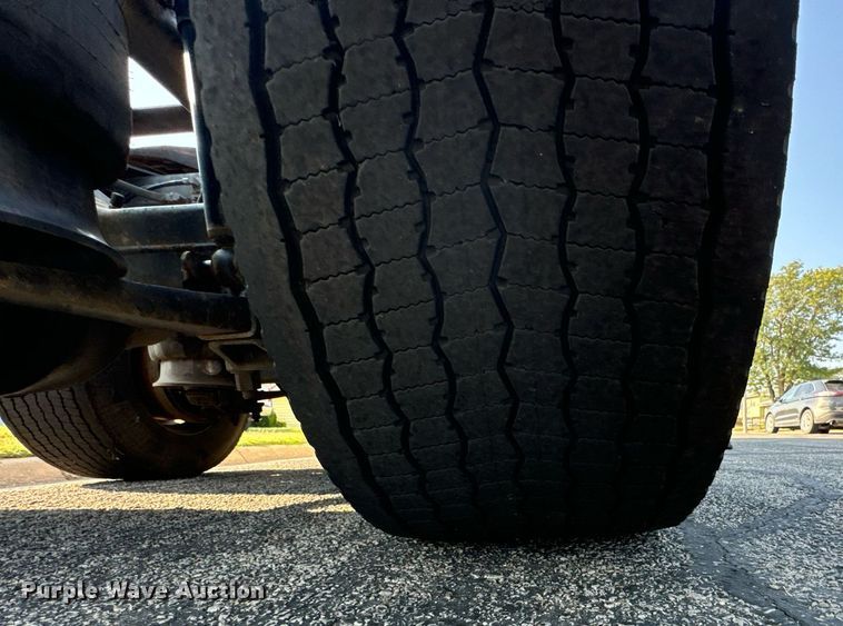 image for item DV2768 2003 Freightliner  Columbia  semi truck