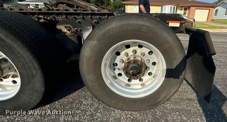 image for item DV2768 2003 Freightliner  Columbia  semi truck