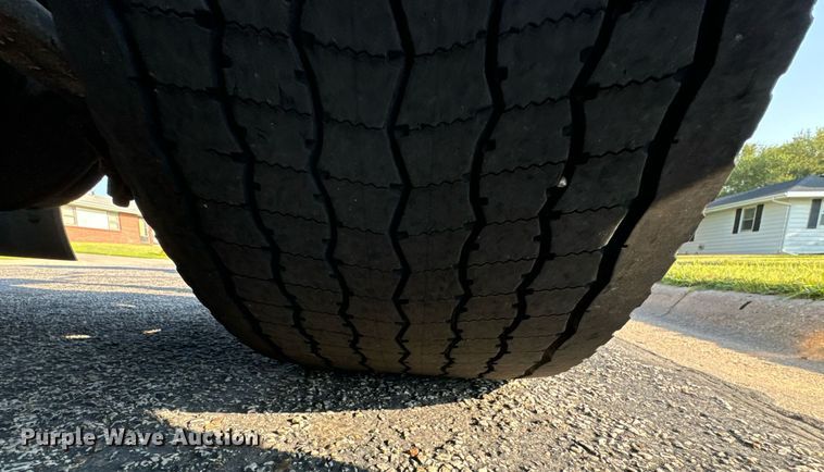 image for item DV2768 2003 Freightliner  Columbia  semi truck