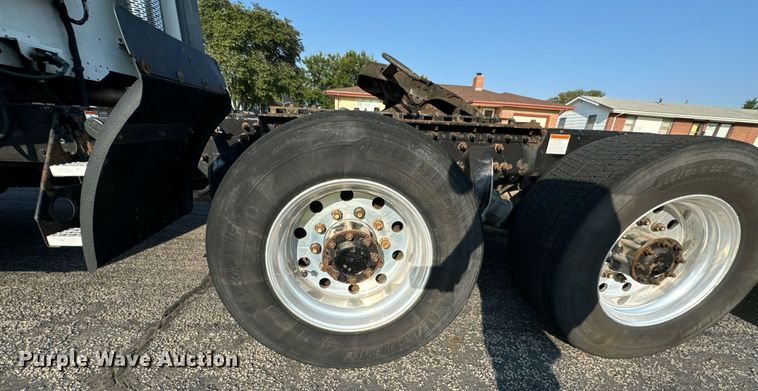 image for item DV2768 2003 Freightliner  Columbia  semi truck