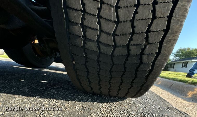 image for item DV2768 2003 Freightliner  Columbia  semi truck