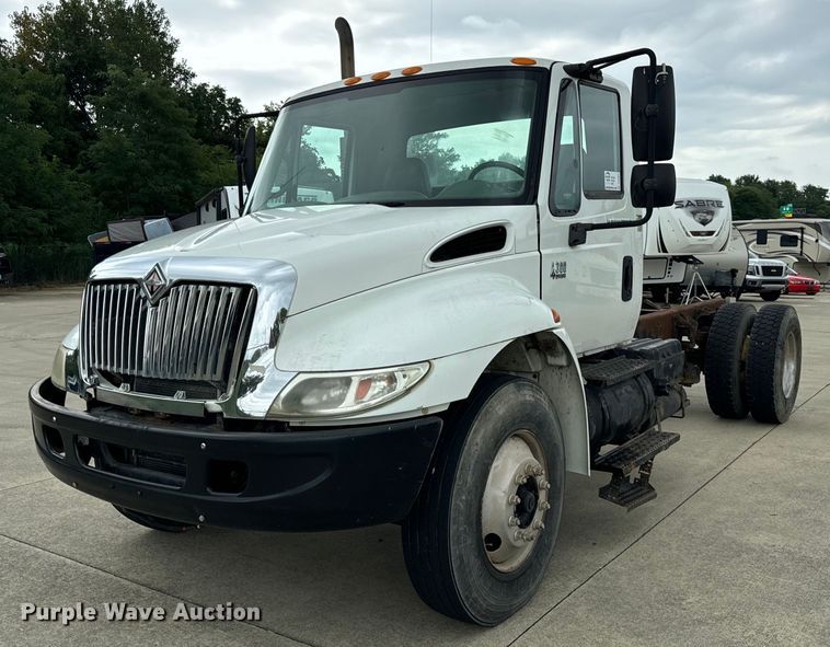 image for item DV5864 2005 International  4300 truck cab and chassis