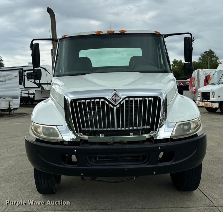 image for item DV5864 2005 International  4300 truck cab and chassis