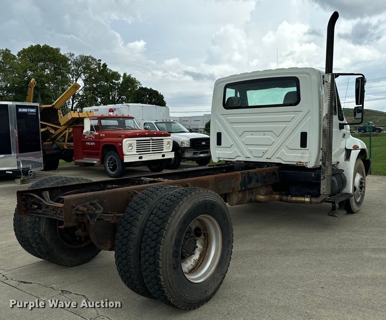 image for item DV5864 2005 International  4300 truck cab and chassis