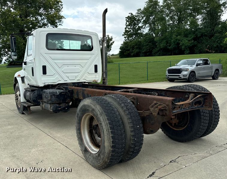 image for item DV5864 2005 International  4300 truck cab and chassis