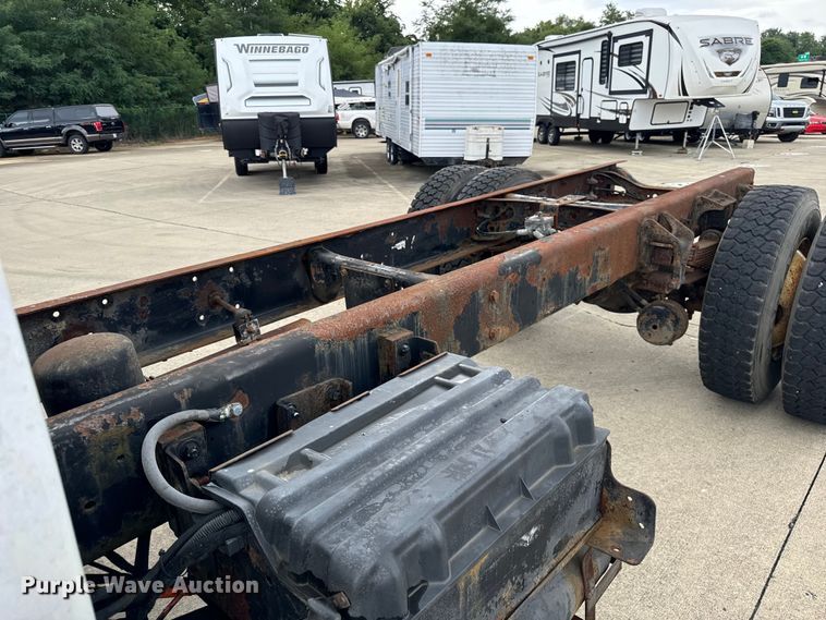 image for item DV5864 2005 International  4300 truck cab and chassis