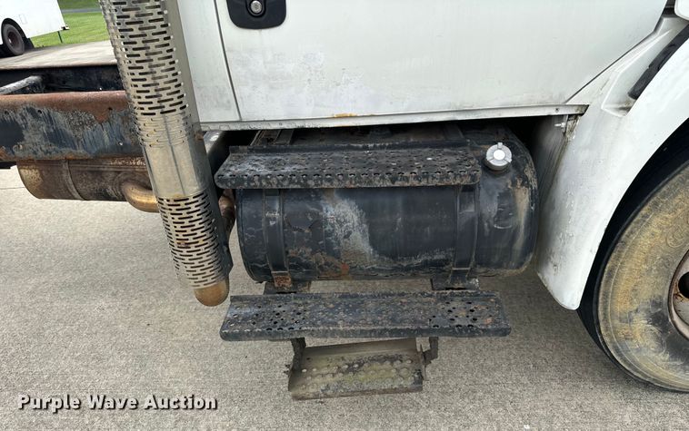 image for item DV5864 2005 International  4300 truck cab and chassis