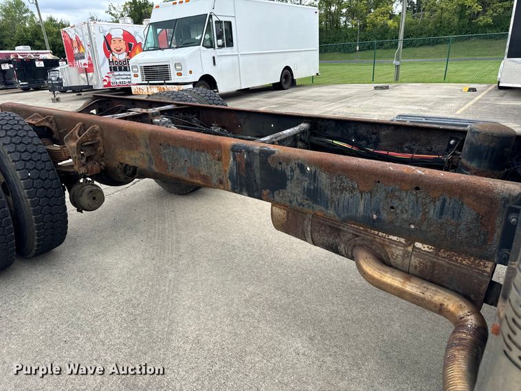 image for item DV5864 2005 International  4300 truck cab and chassis