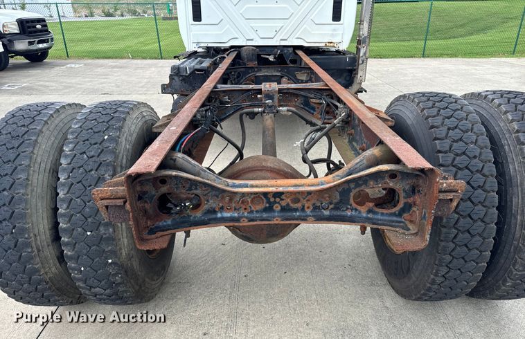 image for item DV5864 2005 International  4300 truck cab and chassis