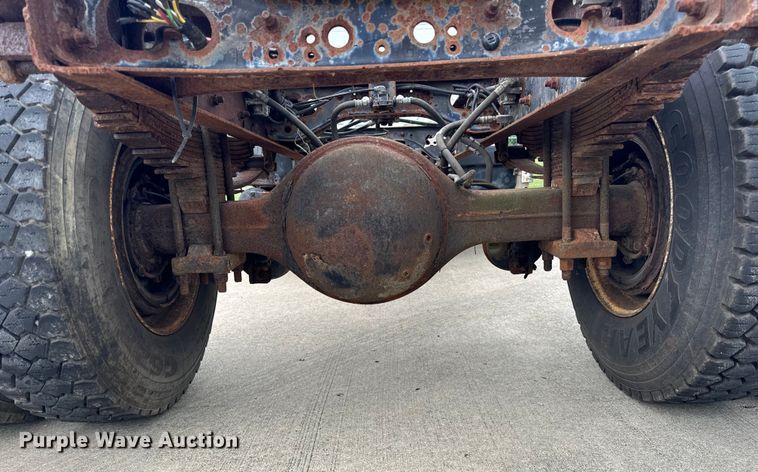 image for item DV5864 2005 International  4300 truck cab and chassis