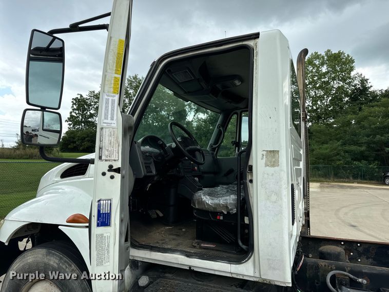 image for item DV5864 2005 International  4300 truck cab and chassis