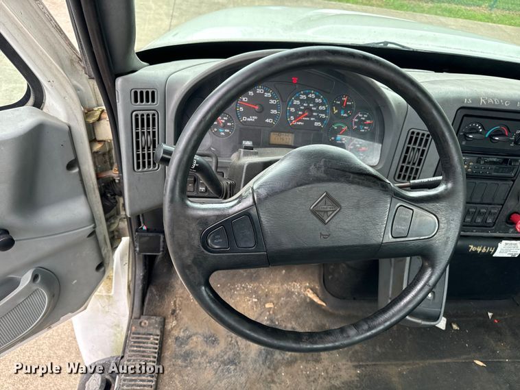 image for item DV5864 2005 International  4300 truck cab and chassis