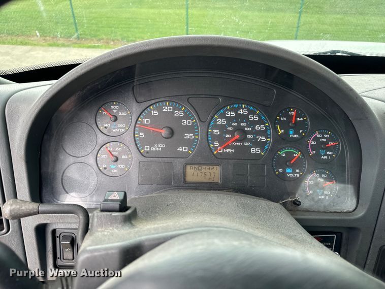 image for item DV5864 2005 International  4300 truck cab and chassis