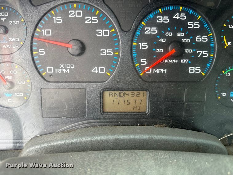 image for item DV5864 2005 International  4300 truck cab and chassis