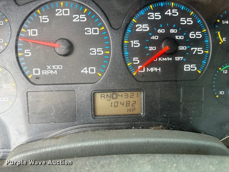 image for item DV5864 2005 International  4300 truck cab and chassis