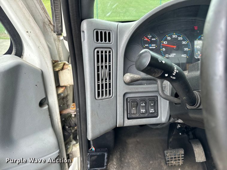 image for item DV5864 2005 International  4300 truck cab and chassis