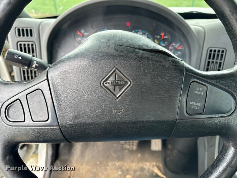 image for item DV5864 2005 International  4300 truck cab and chassis