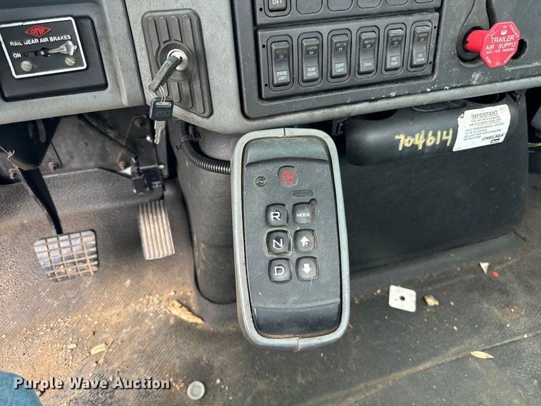 image for item DV5864 2005 International  4300 truck cab and chassis