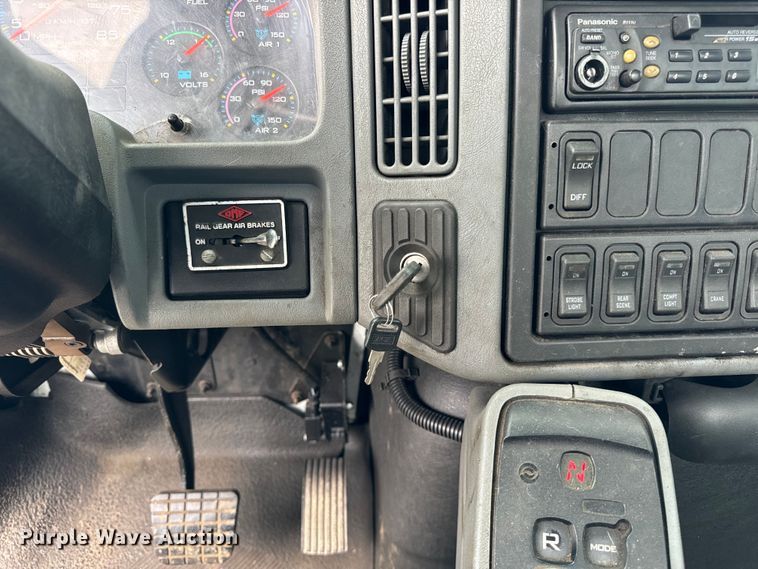 image for item DV5864 2005 International  4300 truck cab and chassis