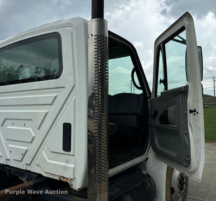 image for item DV5864 2005 International  4300 truck cab and chassis